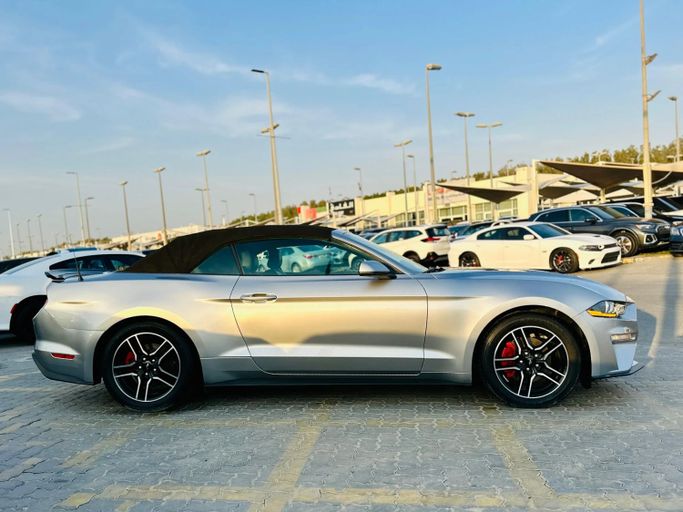 Подержанный Ford Mustang VI Рестайлинг, 2.3 л, 2022 в Шардже от Kandy Cars Серебристый цвет. Американская | AUTO.AE