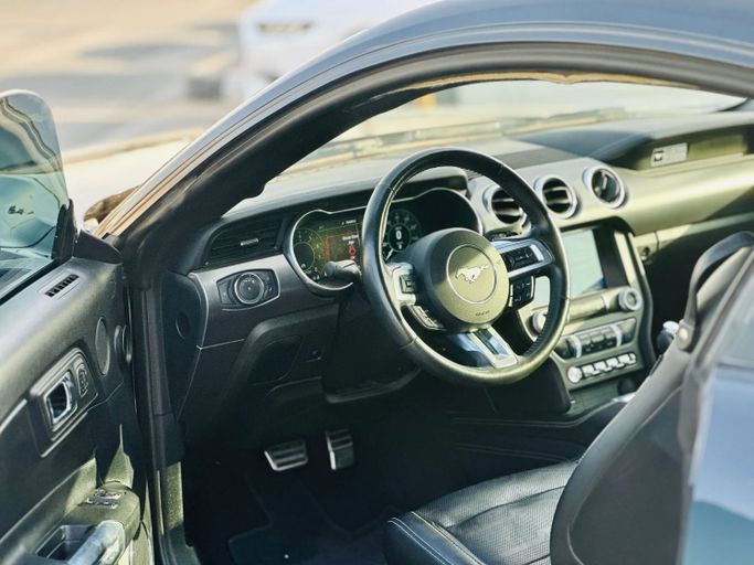 Подержанный Ford Mustang VI Рестайлинг, 2.3 л, 2020 в Шардже от Kandy Cars Черный цвет. Американская | AUTO.AE