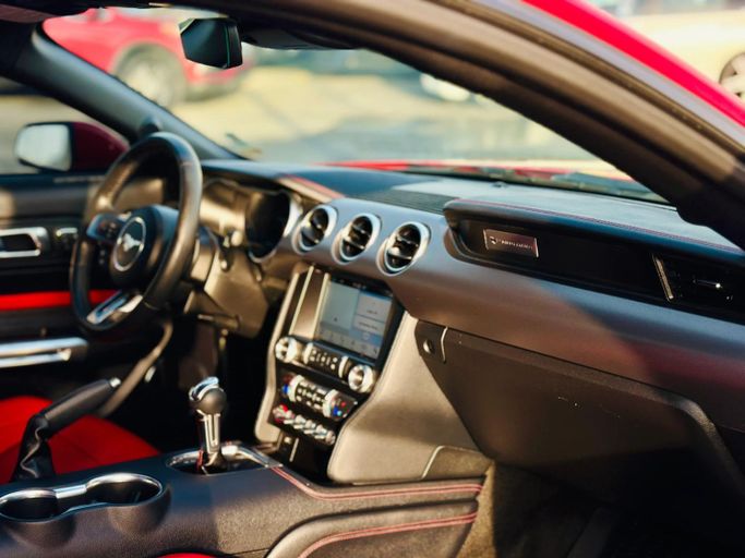 Подержанный Ford Mustang VI Рестайлинг, 2.3 л, 2019 в Шардже от Kandy Cars Красный цвет. Американская | AUTO.AE