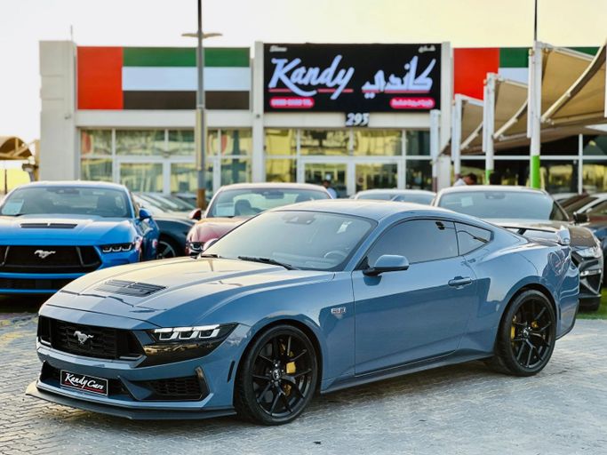 Подержанный Ford Mustang GT VII, 5.0 л, 2024 в Шардже от Kandy Cars Серый цвет. Американская | AUTO.AE