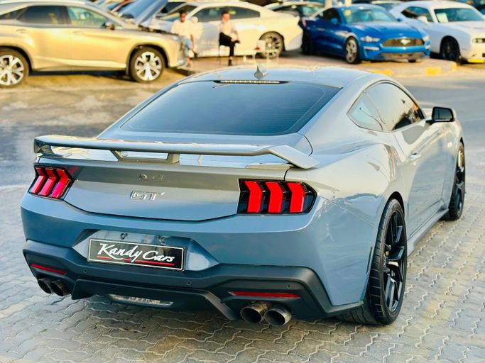 Подержанный Ford Mustang GT VII, 5.0 л, 2024 в Шардже от Kandy Cars Серый цвет. Американская | AUTO.AE