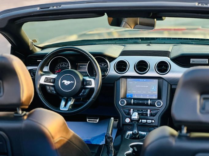 Подержанный Ford Mustang VI Рестайлинг, 2.3 л, 2021 в Шардже от Kandy Cars Серый цвет. Американская | AUTO.AE