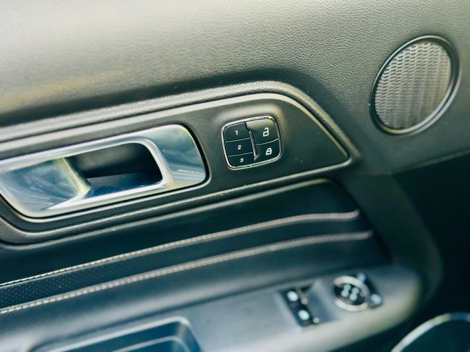 Подержанный Ford Mustang VII, 2.3 л, 2023 в Шардже от Kandy Cars Серый цвет. Американская | AUTO.AE