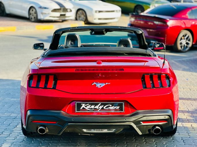 Подержанный Ford Mustang VII, 2.3 л, 2024 в Шардже от Kandy Cars Бордовый цвет. Канадская | AUTO.AE