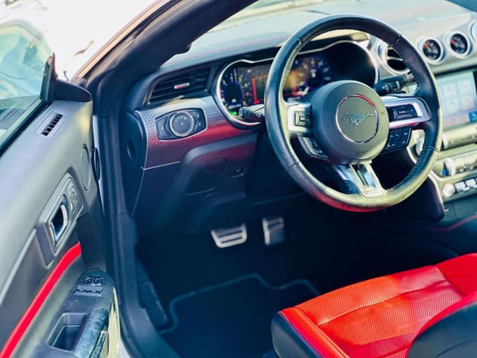 Подержанный Ford Mustang VI Рестайлинг, 2.3 л, 2020 в Шардже от Kandy Cars Белый цвет. Американская | AUTO.AE