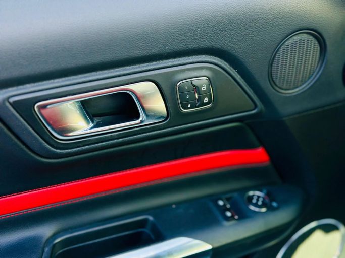 Подержанный Ford Mustang VI Рестайлинг, 2.3 л, 2020 в Шардже от Kandy Cars Белый цвет. Американская | AUTO.AE