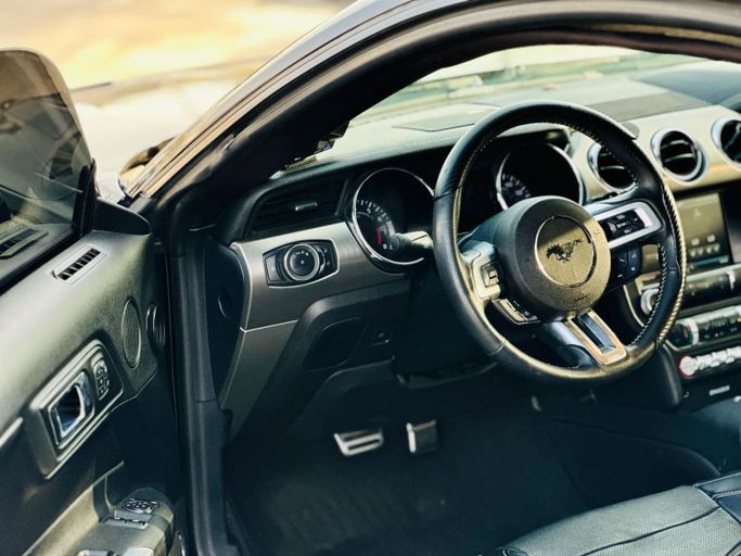 Подержанный Ford Mustang VI, 5.0 л, 2015 в Шардже от Kandy Cars Черный цвет. Американская | AUTO.AE