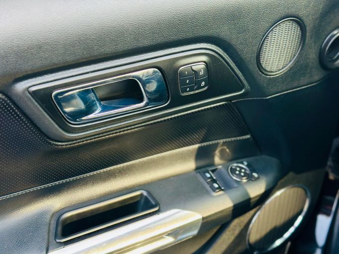 Подержанный Ford Mustang VI, 5.0 л, 2015 в Шардже от Kandy Cars Черный цвет. Американская | AUTO.AE