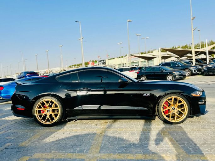 Подержанный Ford Mustang VI, 5.0 л, 2015 в Шардже от Kandy Cars Черный цвет. Американская | AUTO.AE