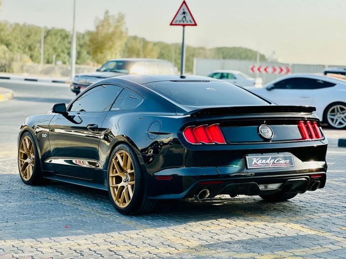 Подержанный Ford Mustang VI, 5.0 л, 2015 в Шардже от Kandy Cars Черный цвет. Американская | AUTO.AE