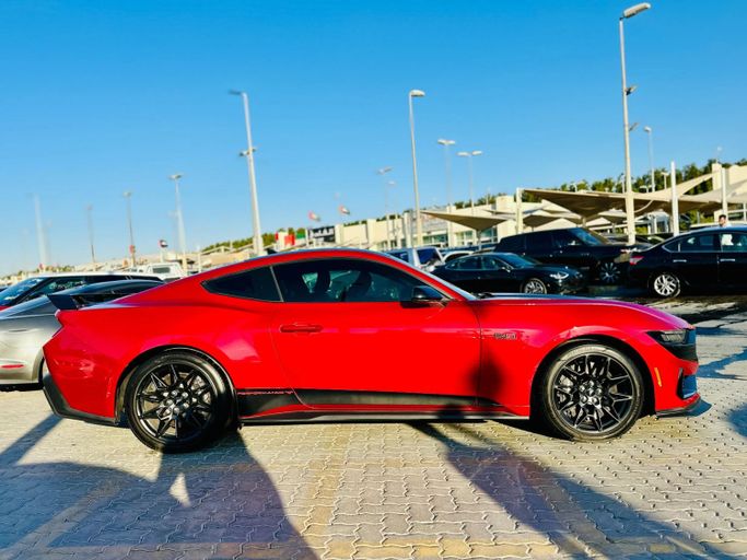 Подержанный Ford Mustang GT Performance VII, 5.0 л, 2024 в Шардже от Kandy Cars Красный цвет. Американская | AUTO.AE