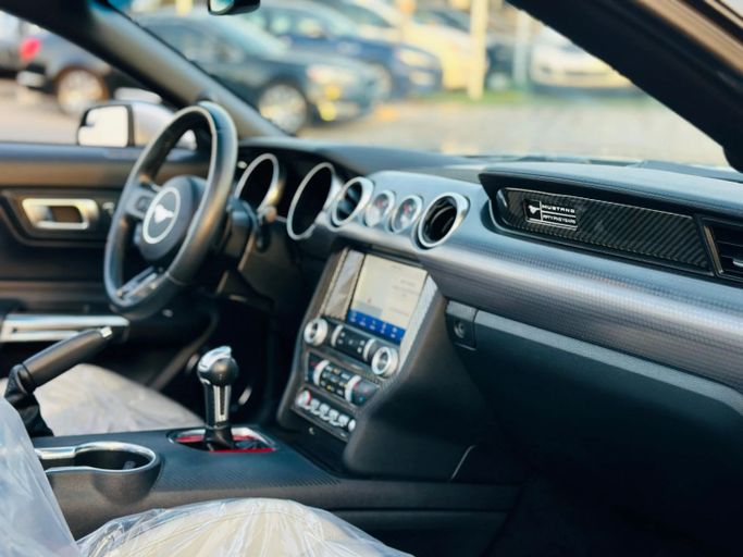 Подержанный Ford Mustang VI Рестайлинг, 5.0 л, 2020 в Шардже от Kandy Cars Серебристый цвет. Американская | AUTO.AE