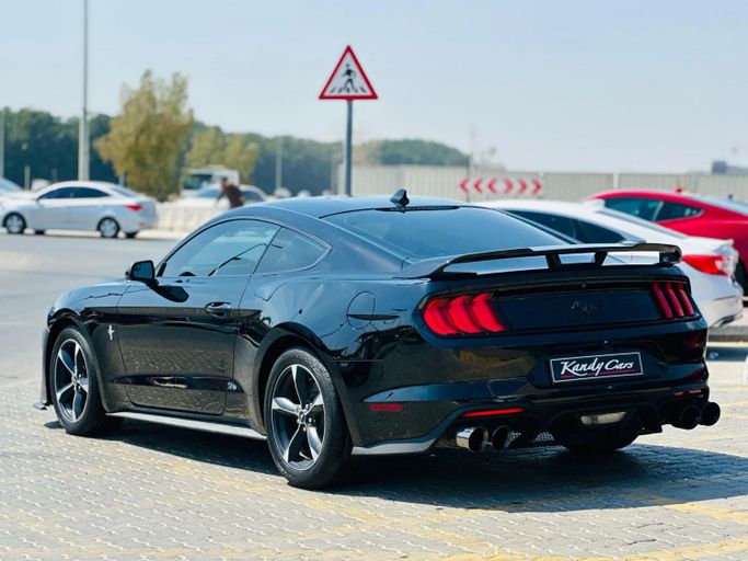 Подержанный Ford Mustang VI Рестайлинг, 2.3 л, 2020 в Шардже от Kandy Cars Черный цвет. Американская | AUTO.AE