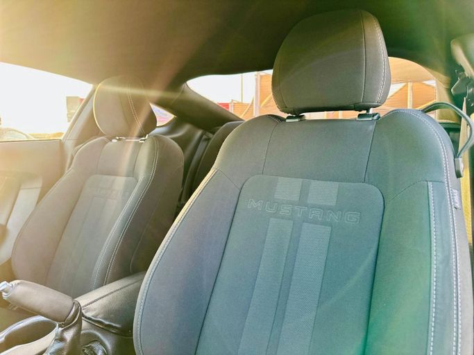 Подержанный Ford Mustang VI Рестайлинг, 2.3 л, 2020 в Шардже от Kandy Cars Красный цвет. Американская | AUTO.AE