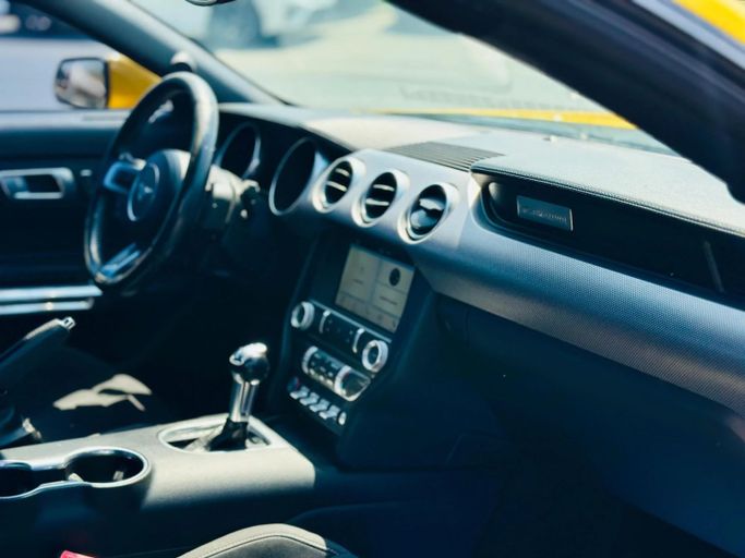 Подержанный Ford Mustang VI Рестайлинг, 2.3 л, 2018 в Шардже от Kandy Cars Желтый цвет. Американская | AUTO.AE