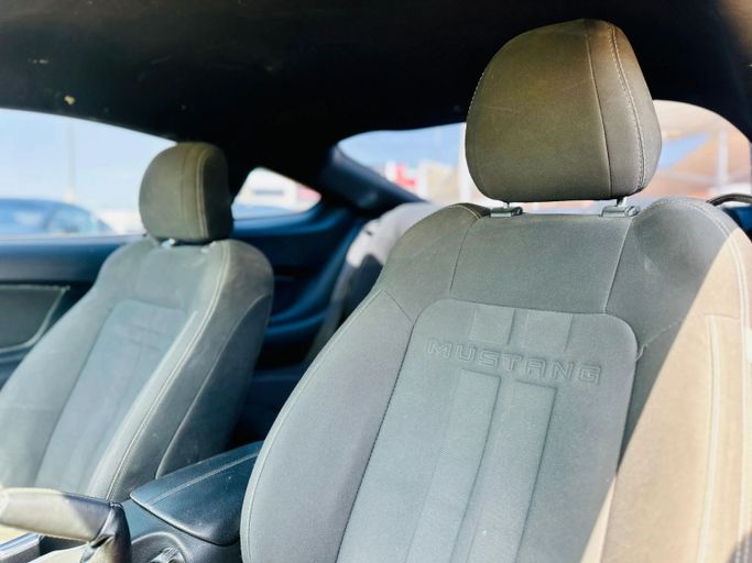 Подержанный Ford Mustang VI Рестайлинг, 2.3 л, 2018 в Шардже от Kandy Cars Желтый цвет. Американская | AUTO.AE