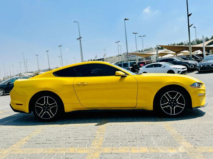 Подержанный Ford Mustang VI Рестайлинг, 2.3 л, 2018 в Шардже от Kandy Cars Желтый цвет. Американская | AUTO.AE