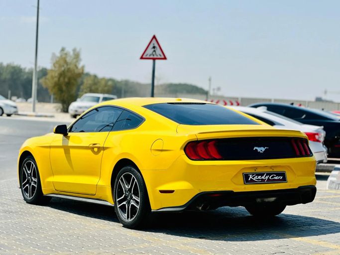 Подержанный Ford Mustang VI Рестайлинг, 2.3 л, 2018 в Шардже от Kandy Cars Желтый цвет. Американская | AUTO.AE