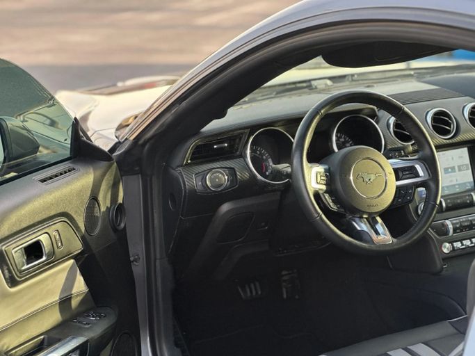 Подержанный Ford Mustang VI Рестайлинг, 2.3 л, 2021 в Шардже от Kandy Cars Серый цвет. Американская | AUTO.AE