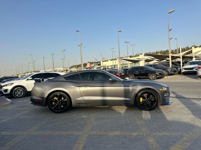 Подержанный Ford Mustang VI Рестайлинг, 2.3 л, 2021 в Шардже от Kandy Cars Серый цвет. Американская | AUTO.AE
