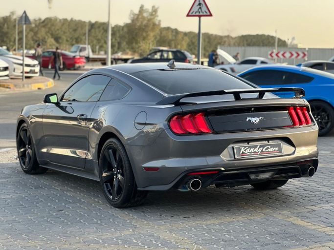 Подержанный Ford Mustang VI Рестайлинг, 2.3 л, 2021 в Шардже от Kandy Cars Серый цвет. Американская | AUTO.AE