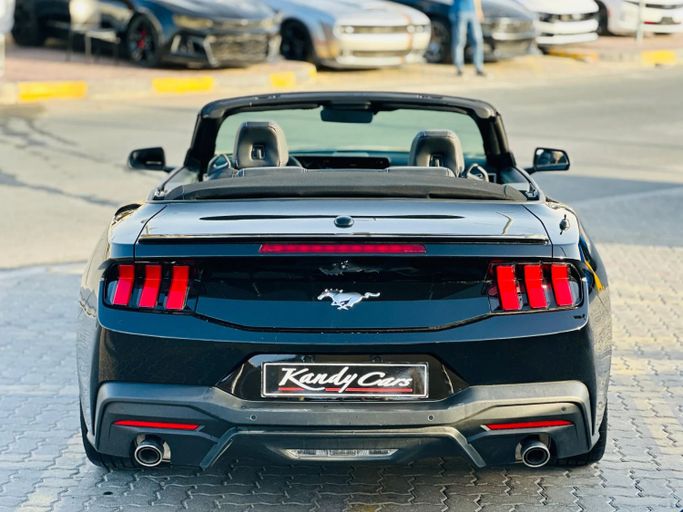 Подержанный Ford Mustang VII, 2.3 л, 2024 в Шардже от Kandy Cars Черный цвет. Американская | AUTO.AE