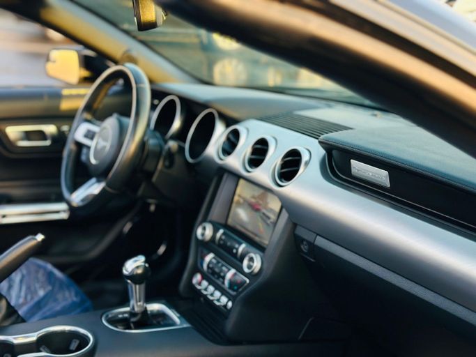 Подержанный Ford Mustang VI Рестайлинг, 2.3 л, 2019 в Шардже от Kandy Cars Черный цвет. Американская | AUTO.AE