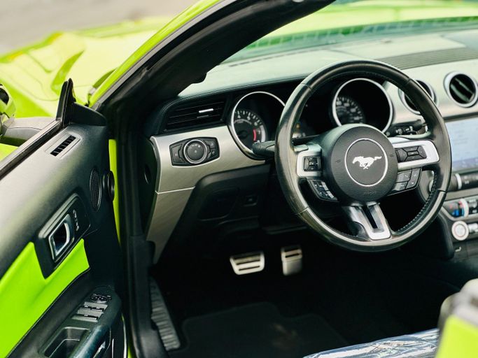 Подержанный Ford Mustang VI Рестайлинг, 2.3 л, 2020 в Шардже от Kandy Cars Зеленый цвет. Американская | AUTO.AE