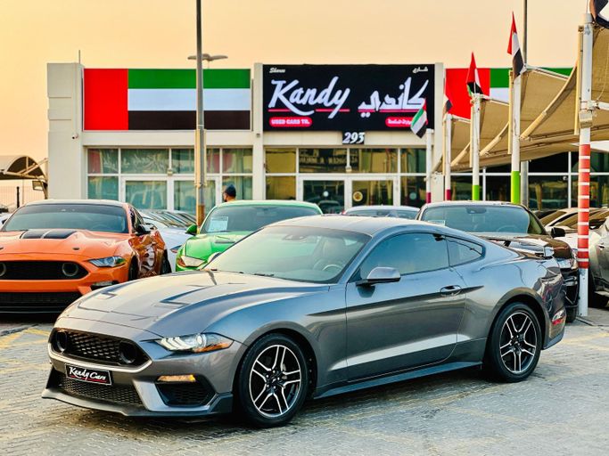 Подержанный Ford Mustang VI Рестайлинг, 2.3 л, 2021 в Шардже от Kandy Cars Серый цвет. Американская | AUTO.AE