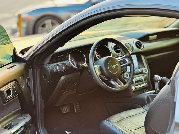 Подержанный Ford Mustang VI Рестайлинг, 2.3 л, 2021 в Шардже от Kandy Cars Серый цвет. Американская | AUTO.AE