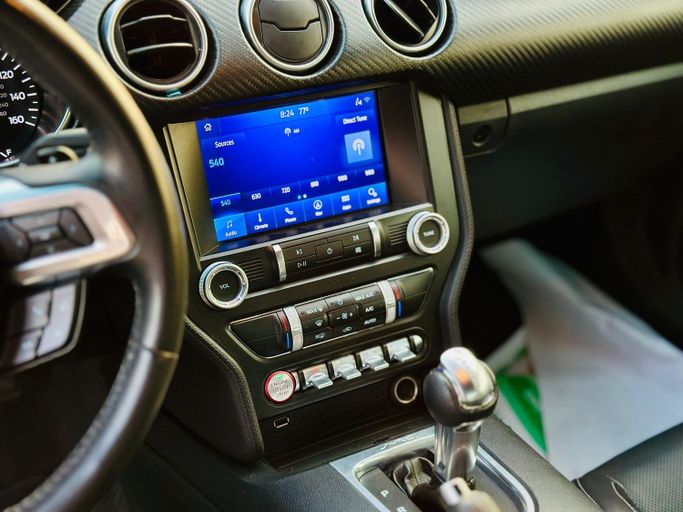 Подержанный Ford Mustang VI Рестайлинг, 2.3 л, 2021 в Шардже от Kandy Cars Серый цвет. Американская | AUTO.AE