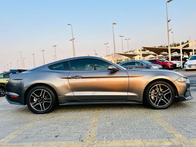 Подержанный Ford Mustang VI Рестайлинг, 2.3 л, 2021 в Шардже от Kandy Cars Серый цвет. Американская | AUTO.AE