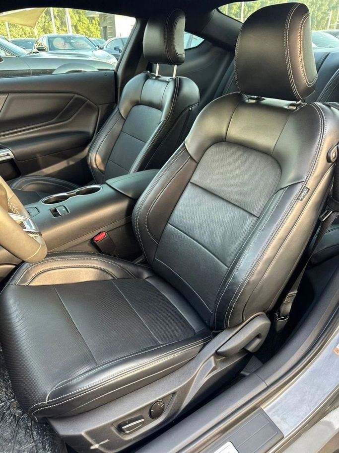 Подержанный Ford Mustang GT VII, 5.0 л, 2024 в Шардже от Noor Al Seyoh Used Cars Серый цвет. Американская | AUTO.AE