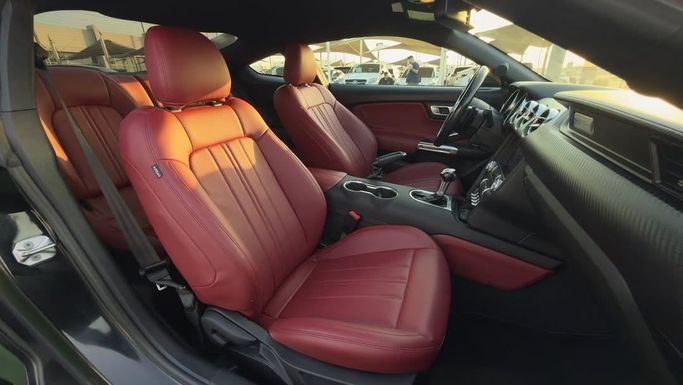 Подержанный Ford Mustang VI Рестайлинг, 2.3 л, 2021 в Шардже от Badar Used Cars Черный цвет.  | AUTO.AE