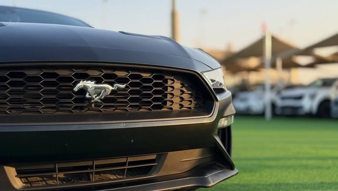 Подержанный Ford Mustang VI Рестайлинг, 2.3 л, 2021 в Шардже от Badar Used Cars Черный цвет.  | AUTO.AE
