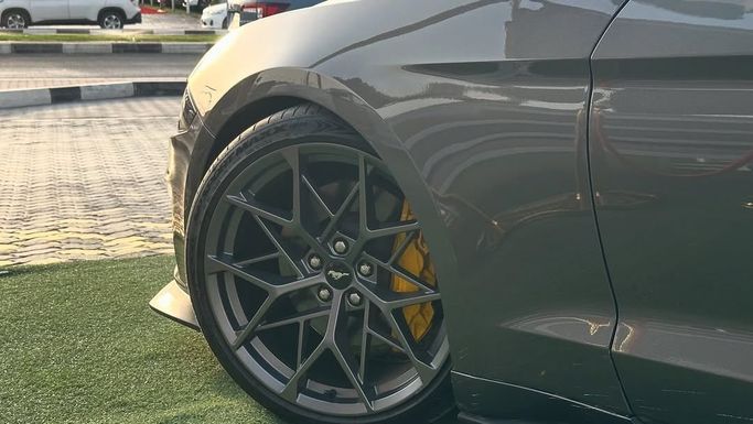 Used Ford Mustang VI Facelift, 5.0 l, 2019 in Sharjah by Badar Used Cars, Black color.  | AUTO.AE