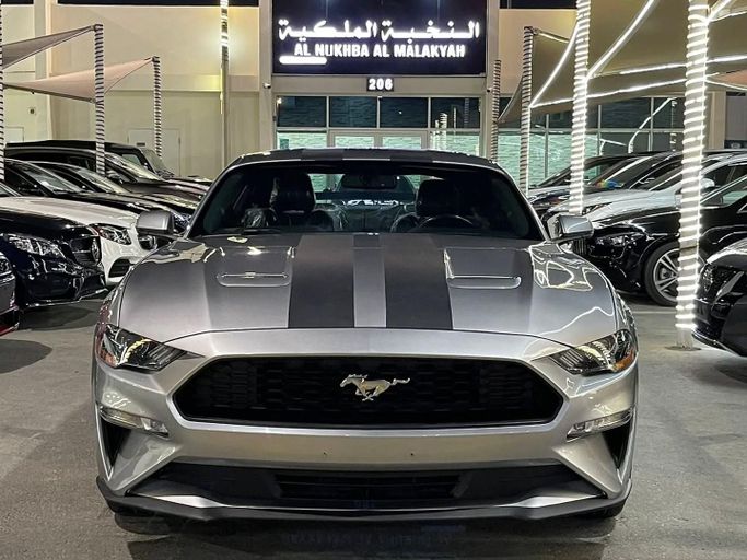 Подержанный Ford Mustang VI Рестайлинг, 2.3 л, 2020 в Шардже от Al Nukhba Al Malakyah Used Cars Серебристый цвет. Американская | AUTO.AE