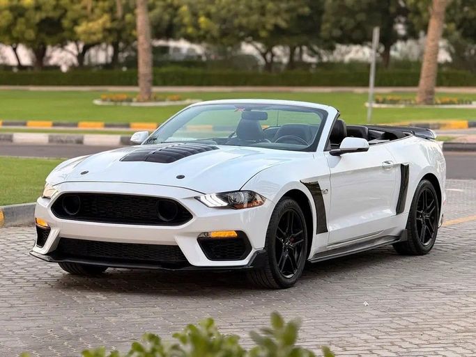Подержанный Ford Mustang VI Рестайлинг, 5.0 л, 2018 в Шардже от ASAL ALHAIBAH USED CARS Белый цвет. Американская | AUTO.AE