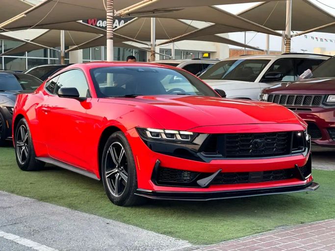 Подержанный Ford Mustang VII, 2.3 л, 2024 в Шардже от Walid Kahat Красный цвет. Американская | AUTO.AE
