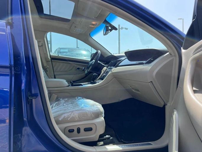 Подержанный Ford Taurus VI Рестайлинг, 3.5 л, 2015 в Шардже от Tabarak Used Cars Синий цвет. Американская | AUTO.AE