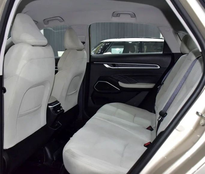 Подержанный Geely Emgrand II, 1.5 л, 2024 в Шардже от Honey Gidosha Used Cars Tr. Золотистый цвет. GCC | AUTO.AE