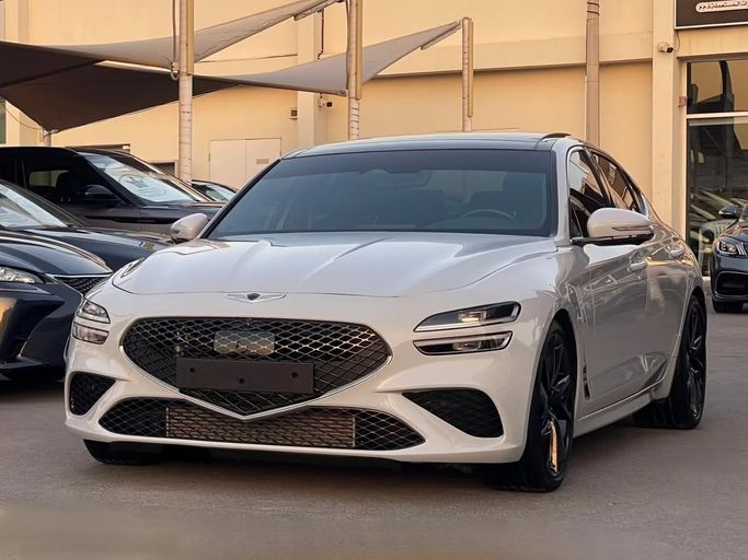 Подержанный Genesis G70 I Рестайлинг, 3.3 л, 2022 в Шардже от Al Nukhba Al Malakyah Used Cars Белый цвет. Американская | AUTO.AE