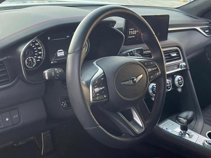 Подержанный Genesis G70 I Рестайлинг, 3.3 л, 2022 в Шардже от Al Nukhba Al Malakyah Used Cars Белый цвет. Американская | AUTO.AE
