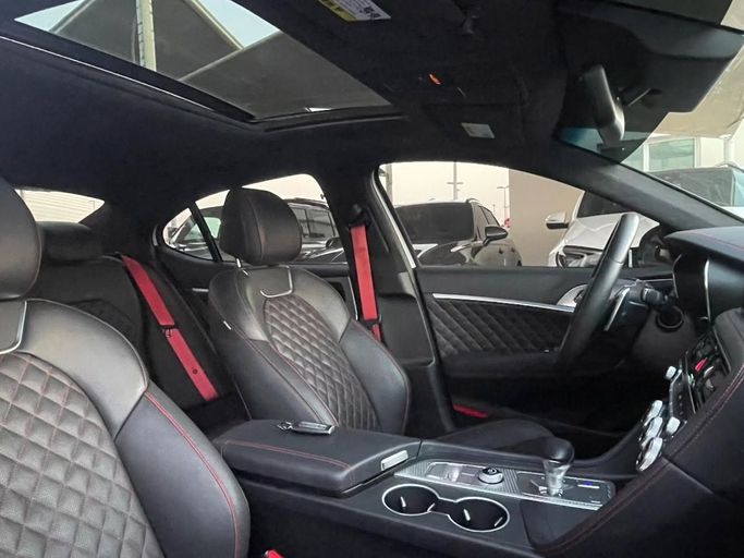 Подержанный Genesis G70 I Рестайлинг, 3.3 л, 2022 в Шардже от Al Nukhba Al Malakyah Used Cars Белый цвет. Американская | AUTO.AE