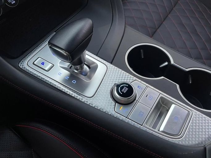 Подержанный Genesis G70 I Рестайлинг, 3.3 л, 2022 в Шардже от Al Nukhba Al Malakyah Used Cars Белый цвет. Американская | AUTO.AE