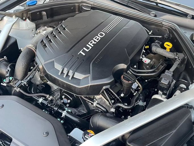 Подержанный Genesis G70 I Рестайлинг, 3.3 л, 2022 в Шардже от Al Nukhba Al Malakyah Used Cars Белый цвет. Американская | AUTO.AE