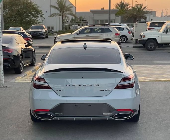 Подержанный Genesis G70 I Рестайлинг, 3.3 л, 2022 в Шардже от Al Nukhba Al Malakyah Used Cars Белый цвет. Американская | AUTO.AE