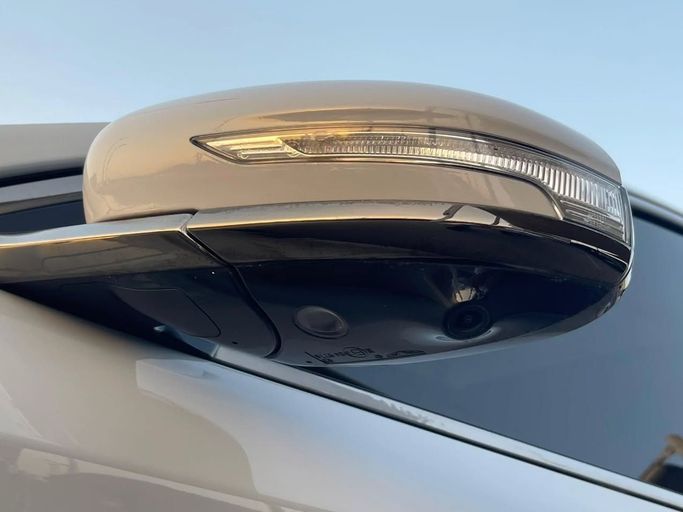 Подержанный Genesis G70 I Рестайлинг, 3.3 л, 2022 в Шардже от Al Nukhba Al Malakyah Used Cars Белый цвет. Американская | AUTO.AE