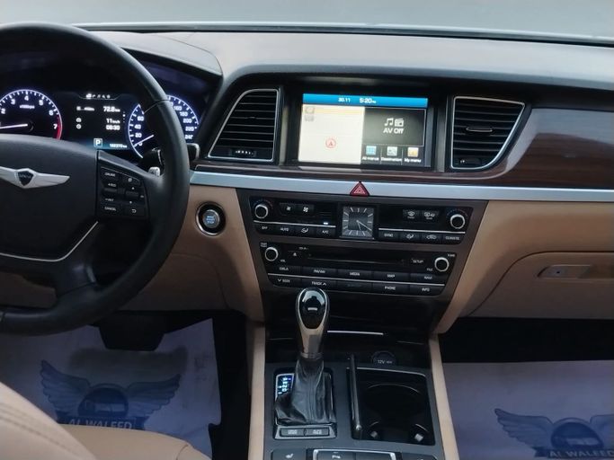 Подержанный Genesis G80 I, 3.8 л, 2015 в Шардже от Al Helal Al Abyadh Used Cars Серый цвет. GCC | AUTO.AE