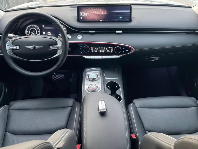 Подержанный Genesis GV70 I Рестайлинг, 2.5 л, 2025 в Шардже от Al Nukhba Al Malakyah Used Cars Серебристый цвет. Американская | AUTO.AE